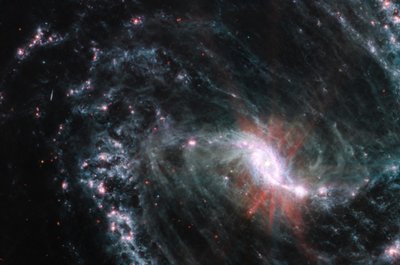 NGC 1365 (MIRI kép) alkotó: James Webb Space Telescope (NASA)