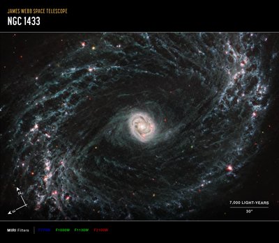 NGC 1433 (MIRI iránytű képe) alkotó: James Webb Space Telescope (NASA)