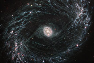 NGC 1433 (MIRI kép) alkotó: James Webb Space Telescope (NASA)