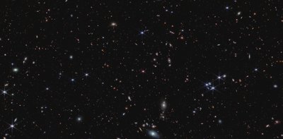Quasar J0100+2802 (NIRCam kép) alkotó: James Webb Space Telescope (NASA)