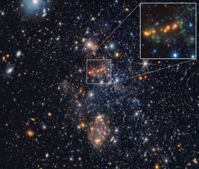 A Sextans csillagképben található poliaromás szénhidrogének (PAH-ok) kiemelése (NIRCam és MIRI felvételek) alkotó: James Webb Space Telescope (NASA)