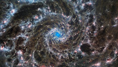 A fantomgalaxis szíve alkotó: James Webb Space Telescope (NASA)