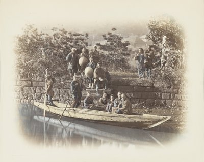 Hajó a folyóparton, Japán (kézzel színezett fekete-fehér fotó) alkotó: Japanese Photographer