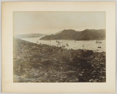 Tengerparti város, Japán (kézzel színezett fekete-fehér fotó) alkotó: Japanese Photographer
