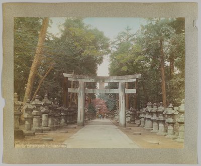 Egy templom bejárata az Uyeno Parkban, Tokióban, Japánban (kézzel színezett fekete-fehér fotó) alkotó: Japanese Photographer