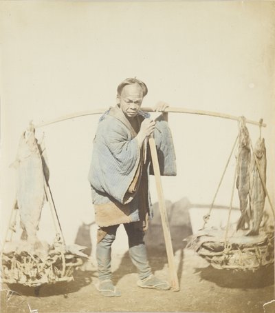 Halász a fogásával (kézzel színezett fekete-fehér fotó) alkotó: Japanese Photographer