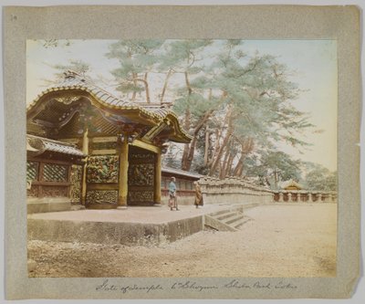 Gate of the Temple of the 6th Shogun, Shiba Park, Tokió, Japán (kézzel színezett fekete-fehér fotó) alkotó: Japanese Photographer