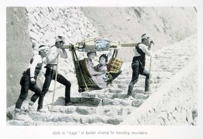 Lányok „Kago”-ban vagy szedánszékben hegyi utazáshoz, 1880 körül (kézzel festett albumin nyomat a kártyán) alkotó: Japanese Photographer
