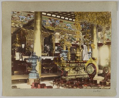 Buddhista templom belsejében, Ikegami, Tokió, Japán (kézzel színezett fekete-fehér fotó) alkotó: Japanese Photographer