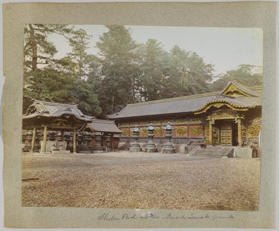 Inside the Temple Grounds, Shiba Park, Tokió, Japán (kézzel színezett fekete-fehér fotó) alkotó: Japanese Photographer