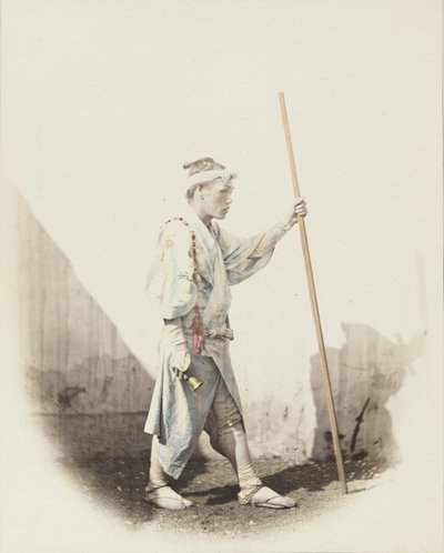 Japán férfi haranggal (kézzel festett fekete-fehér fotó) alkotó: Japanese Photographer