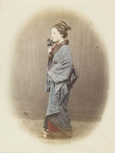 Japán nő hagyományos ruhában (kézzel festett fekete-fehér fotó) alkotó: Japanese Photographer