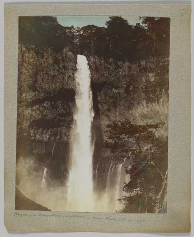 Kegon-vízesés, Chuzenji-tó, Nikko, Japán (kézzel színezett fekete-fehér fotó) alkotó: Japanese Photographer