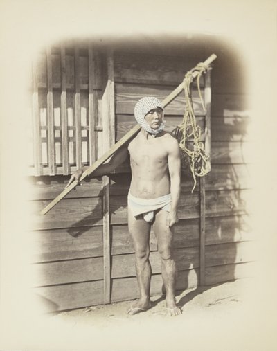Férfi horgászkosárral (kézzel színezett fekete-fehér fotó) alkotó: Japanese Photographer