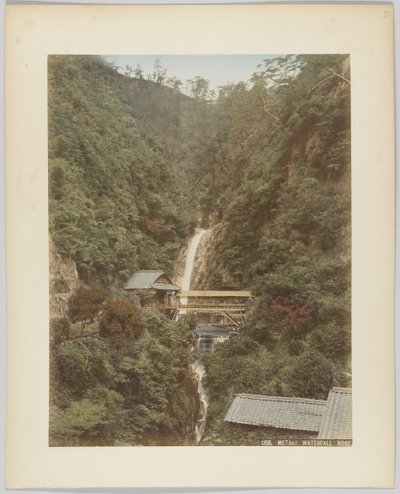 Meraki vízesés, Kobe, Japán (kézzel színezett fekete-fehér fotó) alkotó: Japanese Photographer