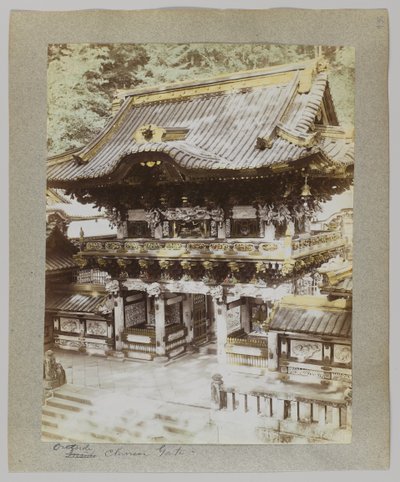 A kínai kapun kívül, Tōshō-gū, Nikko, Japán (kézzel színezett fekete-fehér fotó) alkotó: Japanese Photographer