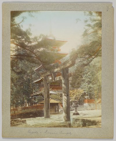 Pagoda at Tōshō-gū, Nikko, Japán (kézzel színezett fekete-fehér fotó) alkotó: Japanese Photographer