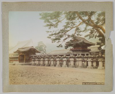 Kőlámpások a templomon kívül, Shiba Park, Tokió, Japán (kézzel színezett fekete-fehér fotó) alkotó: Japanese Photographer