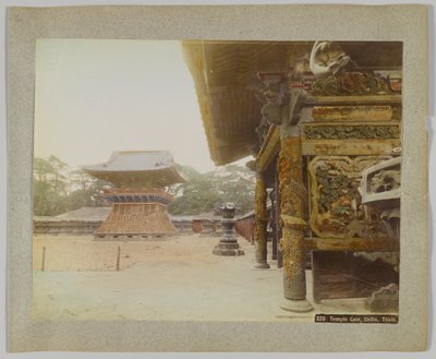 Temple Gate, Shiba Park, Tokió, Japán (kézzel színezett fekete-fehér fotó) alkotó: Japanese Photographer