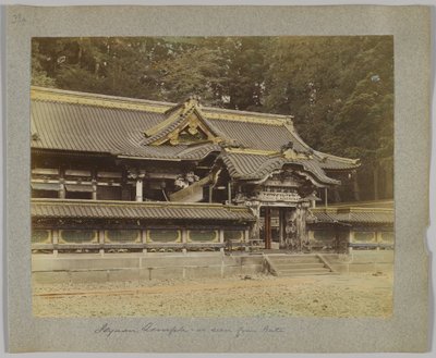 Tōshō-gū a kapuból nézve, Nikko, Japán (kézzel színezett fekete-fehér fotó) alkotó: Japanese Photographer