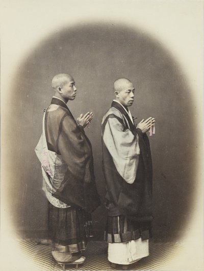 Két japán férfi hagyományos ruhában (kézzel festett fekete-fehér fotó) alkotó: Japanese Photographer