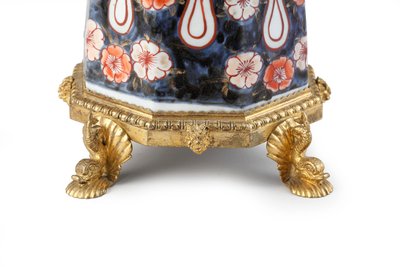 Ritka, elegánsan felszerelhető Imari kávéskanna és fedél alkotó: Japanese School