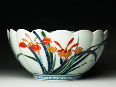 Tál hornyolt oldalakkal, csipkézett peremmel, ko-Imari edény, 1770-20 körül (kék alá- és mázzománcozott cserépedény) (lásd még: 117721) alkotó: Japanese School