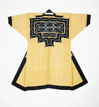 Az ainu népesség ünnepi köntöse (attush) hagyományos ainu motívumokkal, láncöltéses hímzéssel, szilfa kérgével, gyapjúval és pamuttal alkotó: Japanese School