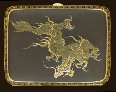 Sárkánnyal díszített cigarettatartó, Komai gyárban készült, 1900 körül (ezüst aranyozott és niello) alkotó: Japanese School