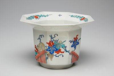 Csésze, 17. század vége – 18. század eleje (Kakiemon, porcelán mázas zománccal) alkotó: Japanese School