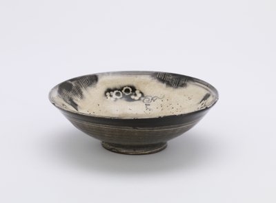 Egyedi tálalótál, Kyushu vagy Kyoto, Edo-korszak, 18-19. század (kőedény fehér csíkkal és kobalt pigmenttel átlátszó máz alatt) alkotó: Japanese School