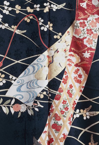Kimono Furisode (hajló ujjú), amelyet fiatal, hajadon nők elegáns alkalmakkor viselnek és Maiko (gésa diák), selyem virág- és növényi motívumokkal, lebegő panelek, részlet, Kaga-Yuzen festés, Tokamachi szövőgyárak, japán civilizáció, 20. század alkotó: Japanese School