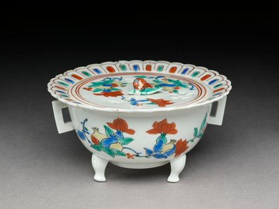 Koro tál lapos fedővel, Kakiemonhoz kapcsolódó edény, 1680-1700 (zománcozott mázzal ellátott cserépedény) alkotó: Japanese School
