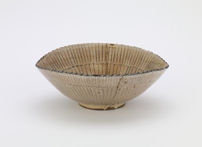 Kiotói edények egyedi Sáskalap alakú tálalótál, "Kiyomizu" jelzéssel, Egyedi tálalótál (mukozuke), 17. század vége (vas pigmenttel áttetsző fehér máz alatti kőedény, aranylakk javítás) alkotó: Japanese School