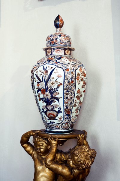 Nagy japán váza fedővel az Edo időszakból, Genroku korszakból. 1688-1703. Maria Brignole lakásai Eladó (Brignole-Sale) De Ferrari, de Galliera hercegnő (1811-1888), a bútorok a Hotel Matignonból, párizsi rezidenciájából származnak. Palazzo Rosso, Gen alkotó: Japanese School