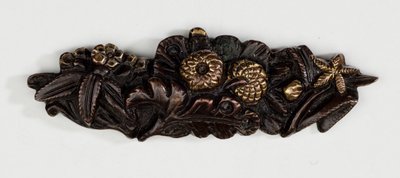 Menuki, vagy markolatdísz, virágkompozíció formájában (réz-arany ötvözet aranyozással) alkotó: Japanese School