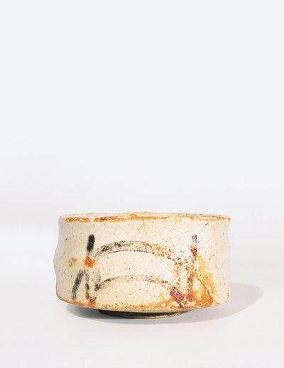 Shino Chawan teástál alacsony talppal, Momoyama Period (mázas kőedény) alkotó: Japanese School