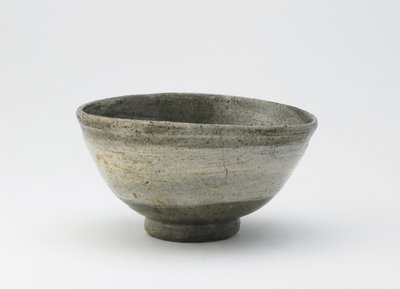 Teástál, hakeme típusú, Edo-korszak, 18.-19. század közepe (kőedény szálcsiszolt fehér lappal átlátszó máz alatt) alkotó: Japanese School