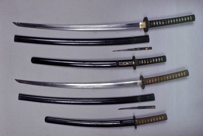 Felső: katana, japán kard és hüvelye, wakizashi, japán rövid kard hüvelyében, kis Kokatawa tőrök ugyanabban a hüvelyben. mindhárom a 18. századból való. az alsók a XVII. alkotó: Japanese School