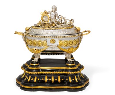Levesturen, fedél és állvány, Malines, 1780 körül (aranyozott fém és ezüst) (lásd még: 430298) alkotó: Jean-Corneille Hendrickx