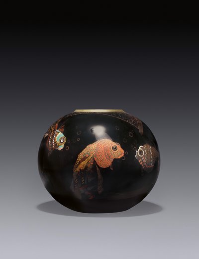"Aux Poissons" váza, 1928 körül (lakkozott fém, réz béléssel) alkotó: Jean Dunand