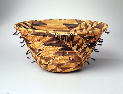 Girls Coiled Dowry vagy pubertás kosár, Pomo, Pinoleville, California alkotó: Jenny Hughes