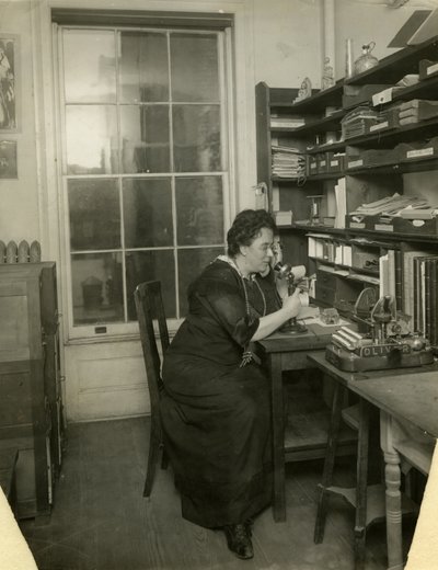 Beals a stúdiójában, 1912-1918 körül (zselatin ezüst fotó) alkotó: Jessie Tarbox Beals