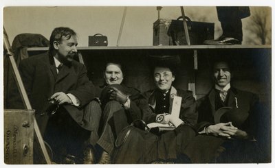 Beals nyaraláson az autó hátulján, 1905-40 körül (zselatin ezüst fotó) alkotó: Jessie Tarbox Beals