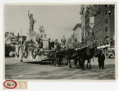 Történelmi felvonulás úszó 53. sz.: Szabadság-szobor alkotó: Jessie Tarbox Beals