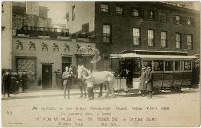 Jane és Howard kétnaponta járkálva türelmesen elhallgatott az ünnepelt ajándéktárgyak, a The Village Art Gallery és a The Treasure Box előtt a Sheridan Square-en, Greenwich Village, New York, USA alkotó: Jessie Tarbox Beals