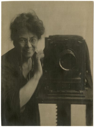 Jessie Tarbox Beals, önarckép fényképezőgéppel, 1918-20 körül (zselatin ezüst fotó) alkotó: Jessie Tarbox Beals