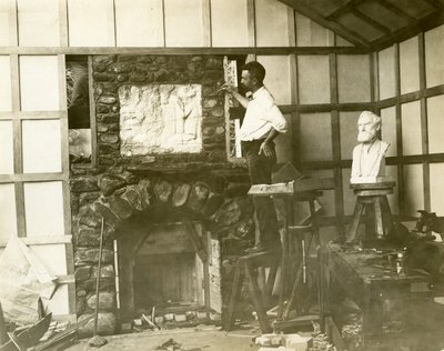Karl Bitter (szobrász) maga építi a kandallót, 1905-1915 körül (zselatin ezüst fotó) alkotó: Jessie Tarbox Beals