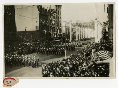 Katonai felvonulás a Court of Honor Marinesnél, Nagy-Britannia alkotó: Jessie Tarbox Beals
