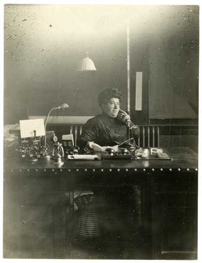 Ms. Chas Netcher Chicagóból, az egyik legnagyobb bolt tulajdonosa, az ottani Boston Store Most újra férjhez ment, keresse meg, hogy megváltozott a neve Mollie Alpiner Netcher Newbury, 1905-1918 körül (zselatin ezüst fotó) alkotó: Jessie Tarbox Beals